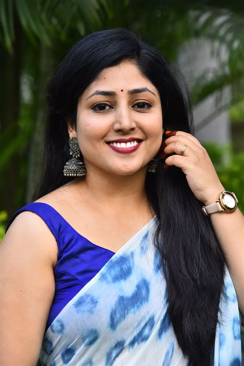 Praneekaanvikaa In Blue Saree Sleeveless Blouse